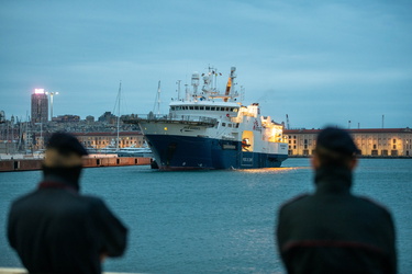 Genova, ponte D'Oria - approdo nave Geo Barents e sbarco migrant