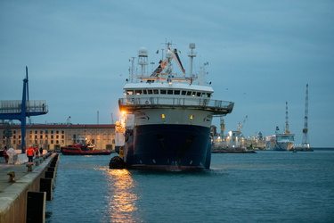 Genova, ponte D'Oria - approdo nave Geo Barents e sbarco migrant