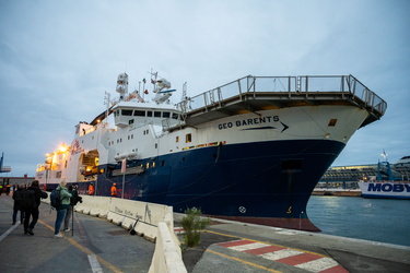 Genova, ponte D'Oria - approdo nave Geo Barents e sbarco migrant