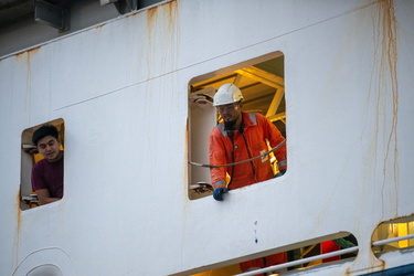 Genova, ponte D'Oria - approdo nave Geo Barents e sbarco migrant