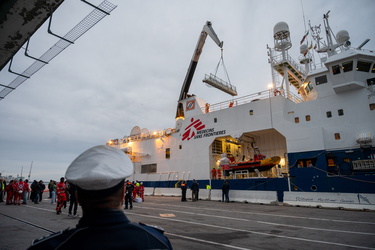 Genova, ponte D'Oria - approdo nave Geo Barents e sbarco migrant