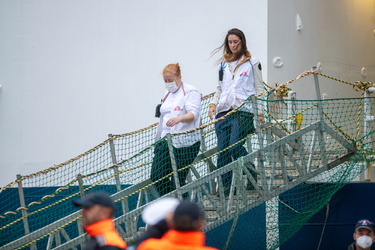 Genova, ponte D'Oria - approdo nave Geo Barents e sbarco migrant