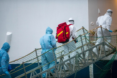 Genova, ponte D'Oria - approdo nave Geo Barents e sbarco migrant