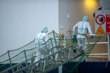 Genova, ponte D'Oria - approdo nave Geo Barents e sbarco migrant