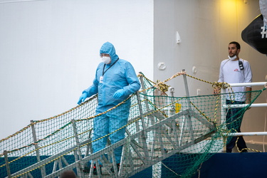 Genova, ponte D'Oria - approdo nave Geo Barents e sbarco migrant
