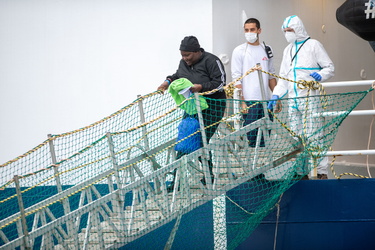 Genova, ponte D'Oria - approdo nave Geo Barents e sbarco migrant