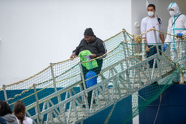 Genova, ponte D'Oria - approdo nave Geo Barents e sbarco migrant