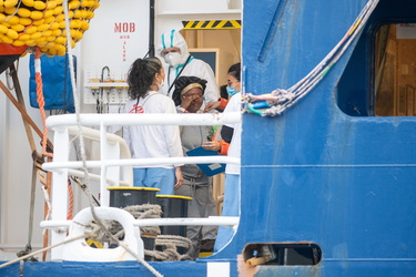 Genova, ponte D'Oria - approdo nave Geo Barents e sbarco migrant