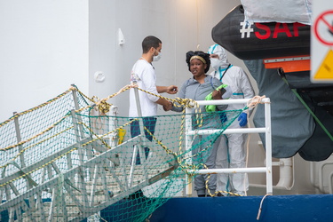 Genova, ponte D'Oria - approdo nave Geo Barents e sbarco migrant
