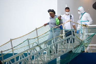 Genova, ponte D'Oria - approdo nave Geo Barents e sbarco migrant