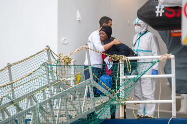 Genova, ponte D'Oria - approdo nave Geo Barents e sbarco migrant