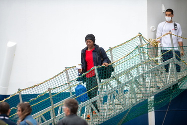 Genova, ponte D'Oria - approdo nave Geo Barents e sbarco migrant