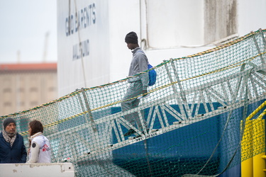 Genova, ponte D'Oria - approdo nave Geo Barents e sbarco migrant