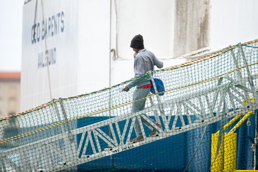Genova, ponte D'Oria - approdo nave Geo Barents e sbarco migrant