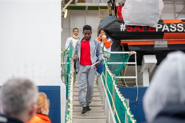 Genova, ponte D'Oria - approdo nave Geo Barents e sbarco migrant