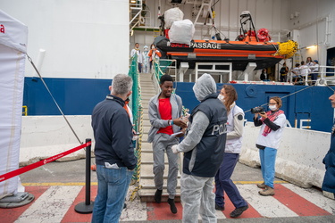 Genova, ponte D'Oria - approdo nave Geo Barents e sbarco migrant