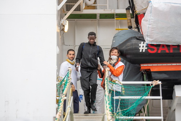 Genova, ponte D'Oria - approdo nave Geo Barents e sbarco migrant