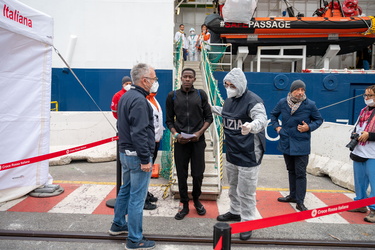Genova, ponte D'Oria - approdo nave Geo Barents e sbarco migrant