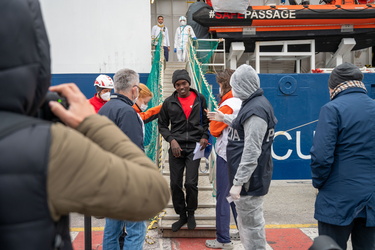 Genova, ponte D'Oria - approdo nave Geo Barents e sbarco migrant
