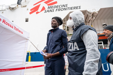 Genova, ponte D'Oria - approdo nave Geo Barents e sbarco migrant
