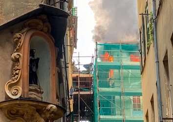 Genova, via della Maddalena - incendio in un appartamento