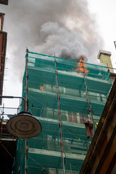 Genova, via della Maddalena - incendio in un appartamento