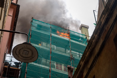 Genova, via della Maddalena - incendio in un appartamento