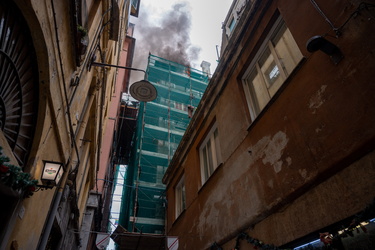 Genova, via della Maddalena - incendio in un appartamento