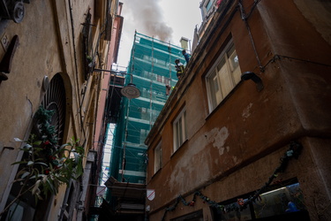 Genova, via della Maddalena - incendio in un appartamento