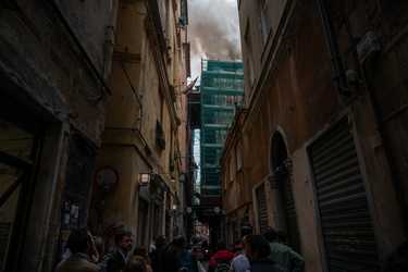 Genova, via della Maddalena - incendio in un appartamento