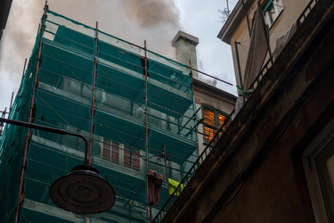 Genova, via della Maddalena - incendio in un appartamento