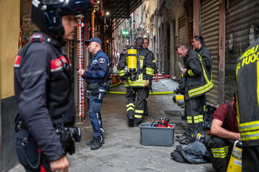 Genova, via della Maddalena - incendio in un appartamento