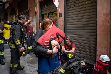 Genova, via della Maddalena - incendio in un appartamento