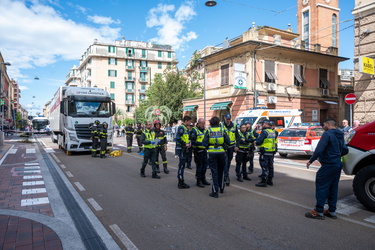 Genova, via Cornigliano - muore a 50 anni, investita da una auto