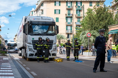 Genova, via Cornigliano - muore a 50 anni, investita da una auto