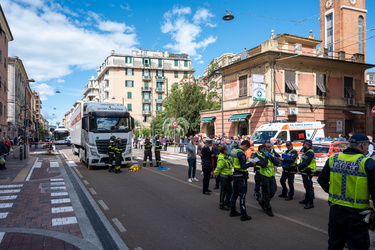 Genova, via Cornigliano - muore a 50 anni, investita da una auto