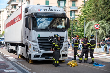 Genova, via Cornigliano - muore a 50 anni, investita da una auto