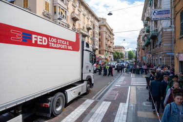 Genova, via Cornigliano - muore a 50 anni, investita da una auto