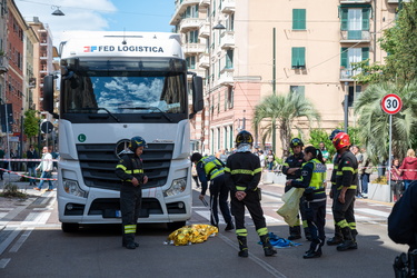 Genova, via Cornigliano - muore a 50 anni, investita da una auto