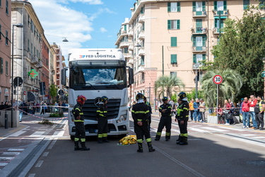 Genova, via Cornigliano - muore a 50 anni, investita da una auto