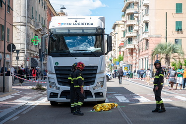 Genova, via Cornigliano - muore a 50 anni, investita da una auto