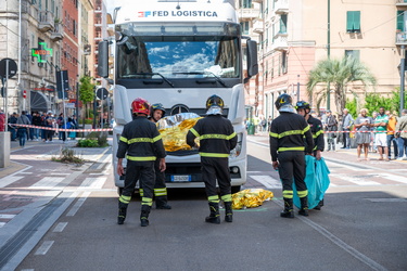 Genova, via Cornigliano - muore a 50 anni, investita da una auto