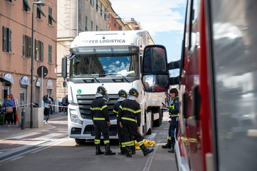 Genova, via Cornigliano - muore a 50 anni, investita da una auto