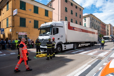 Genova, via Cornigliano - muore a 50 anni, investita da una auto