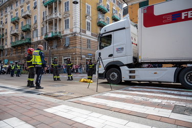 Genova, via Cornigliano - muore a 50 anni, investita da una auto