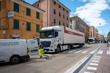 Genova, via Cornigliano - muore a 50 anni, investita da una auto