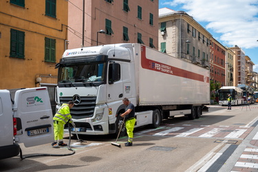 Genova, via Cornigliano - muore a 50 anni, investita da una auto