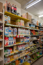 Genova, via Ravecca - diverse varieta di latte in vendita