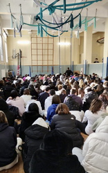 Genova, liceo Pertini (ex Diaz) - studenti in palestra per prote