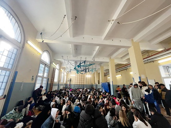 Genova, liceo Pertini (ex Diaz) - studenti in palestra per prote